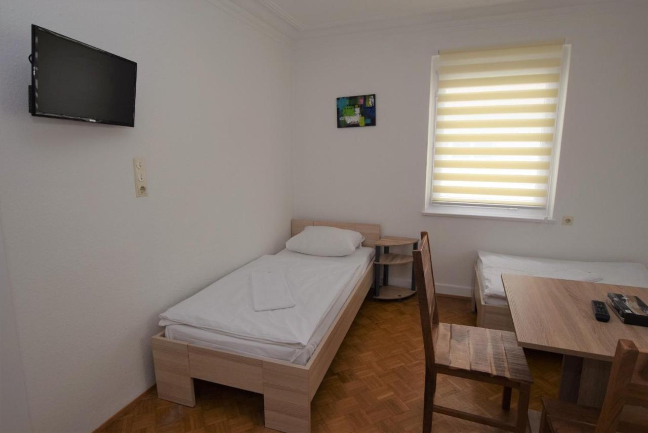 Nuertingen Zimmer Hostel Ngoại thất bức ảnh